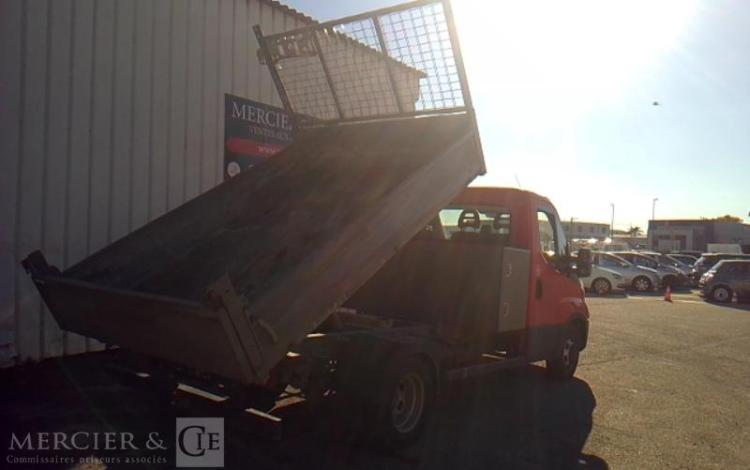 IVECO 35-130  BENNE SIMPLE CABINE COFFRE ROUGE EF-646-FV