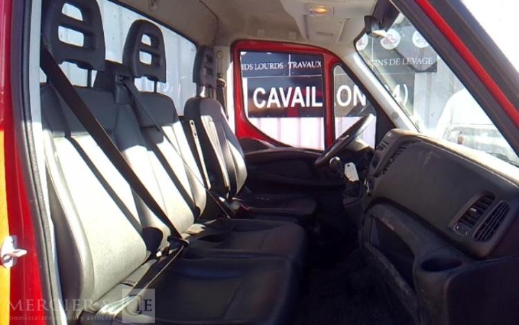 IVECO 35-130  BENNE SIMPLE CABINE COFFRE ROUGE EF-646-FV