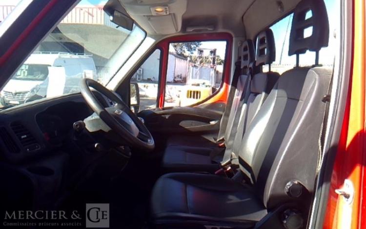 IVECO 35-130  BENNE SIMPLE CABINE COFFRE ROUGE EF-646-FV