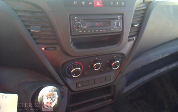 IVECO 35-130  BENNE SIMPLE CABINE COFFRE ROUGE EF-646-FV