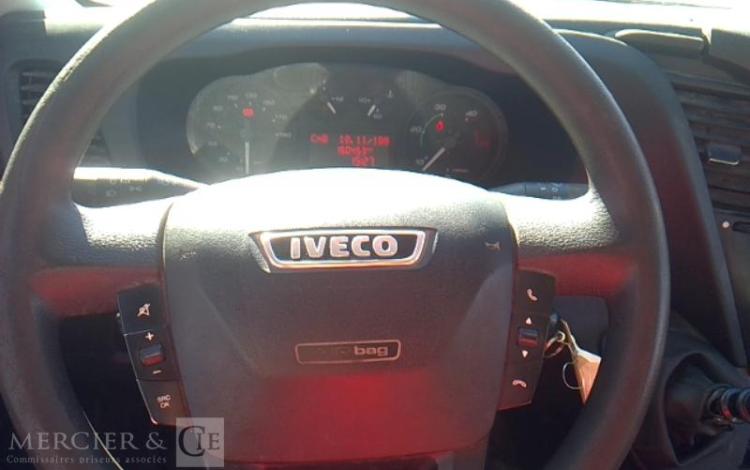 IVECO 35-130  BENNE SIMPLE CABINE COFFRE ROUGE EF-646-FV