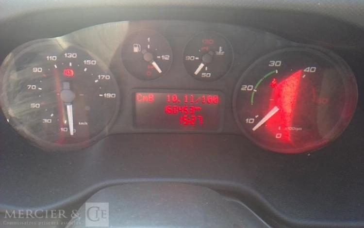 IVECO 35-130  BENNE SIMPLE CABINE COFFRE ROUGE EF-646-FV