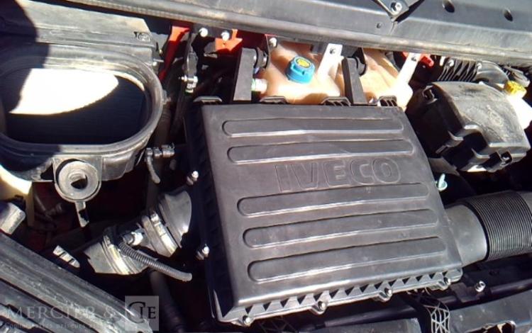 IVECO 35-130  BENNE SIMPLE CABINE COFFRE ROUGE EF-646-FV