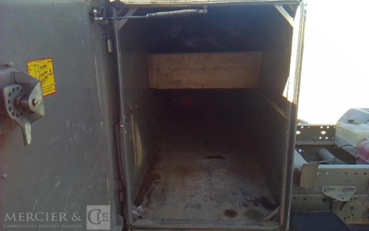 IVECO 35-130  BENNE SIMPLE CABINE COFFRE ROUGE EF-646-FV