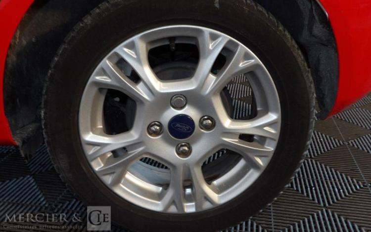 FORD FIESTA 1,2 80 EDITION ROUGE EJ-728-DS