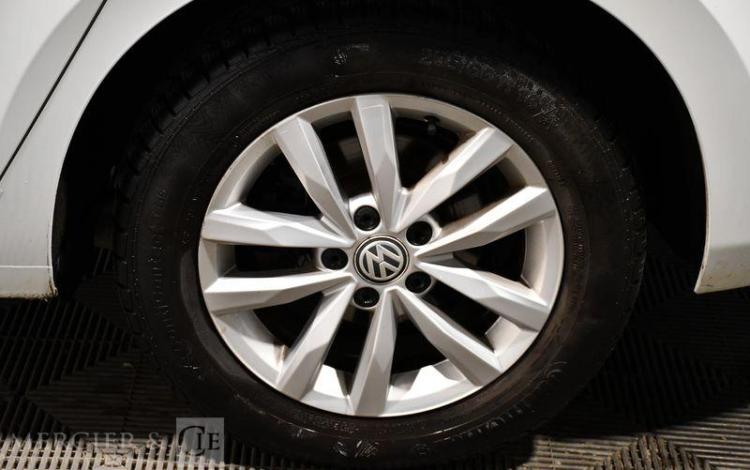 VOLKSWAGEN TOURAN BLANC EK-962-VN