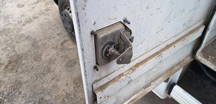 MERCEDES SPRINTER 2 2,2 D 143 CV BENNE AVEC COFFRE ACIER – DIESEL – 138102 KMS – AN 2017  EL-964-EJ