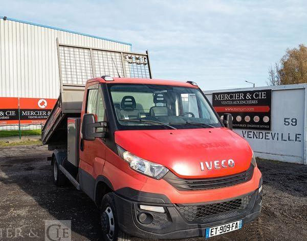 IVECO DAILY 35C12  BENNE AVEC COFFRE ACIER DIESEL – 141445 KMS – ANNEE 2018 ROUGE ET-909-FA