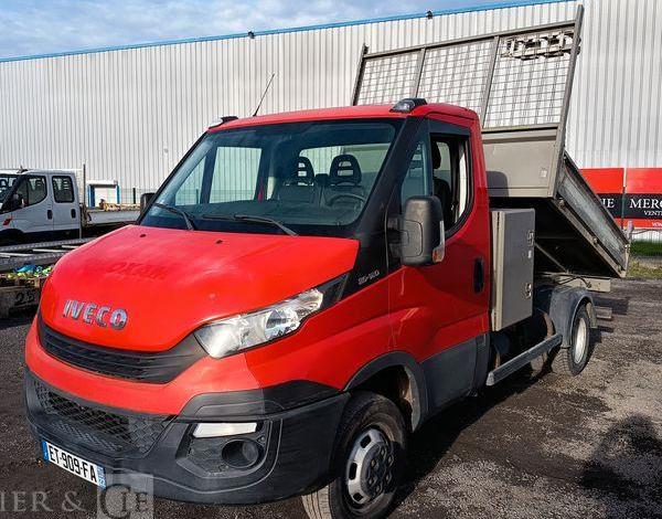 IVECO DAILY 35C12  BENNE AVEC COFFRE ACIER DIESEL – 141445 KMS – ANNEE 2018 ROUGE ET-909-FA
