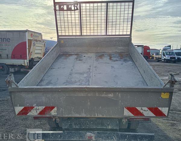 IVECO DAILY 35C12  BENNE AVEC COFFRE ACIER DIESEL – 141445 KMS – ANNEE 2018 ROUGE ET-909-FA