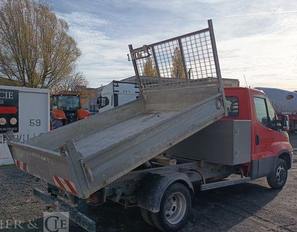 IVECO DAILY 35C12  BENNE AVEC COFFRE ACIER DIESEL – 141445 KMS – ANNEE 2018 ROUGE ET-909-FA