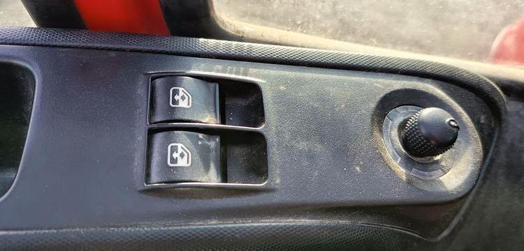 IVECO DAILY 35C12  BENNE AVEC COFFRE ACIER DIESEL – 141445 KMS – ANNEE 2018 ROUGE ET-909-FA