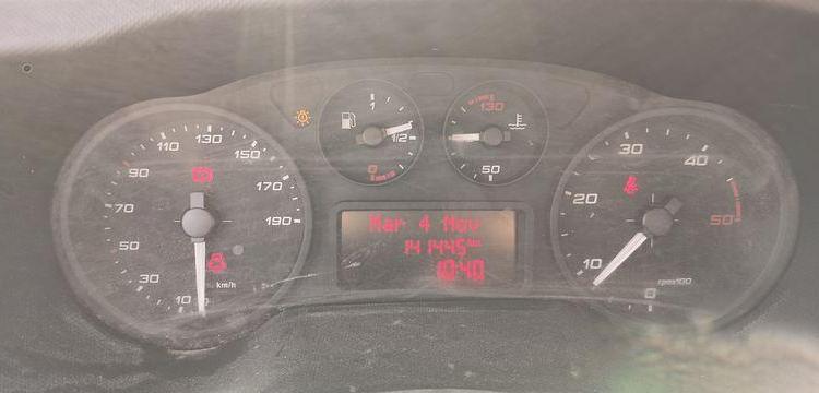 IVECO DAILY 35C12  BENNE AVEC COFFRE ACIER DIESEL – 141445 KMS – ANNEE 2018 ROUGE ET-909-FA