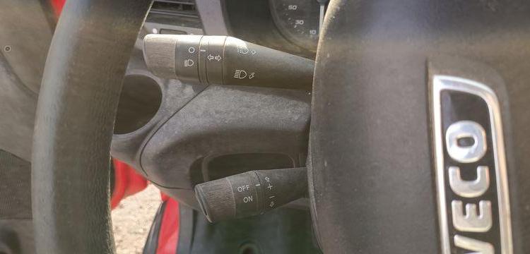 IVECO DAILY 35C12  BENNE AVEC COFFRE ACIER DIESEL – 141445 KMS – ANNEE 2018 ROUGE ET-909-FA