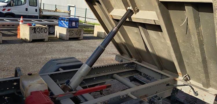 IVECO DAILY 35C12  BENNE AVEC COFFRE ACIER DIESEL – 141445 KMS – ANNEE 2018 ROUGE ET-909-FA