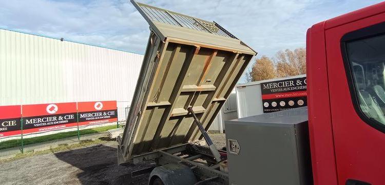 IVECO DAILY 35C12  BENNE AVEC COFFRE ACIER DIESEL – 141445 KMS – ANNEE 2018 ROUGE ET-909-FA