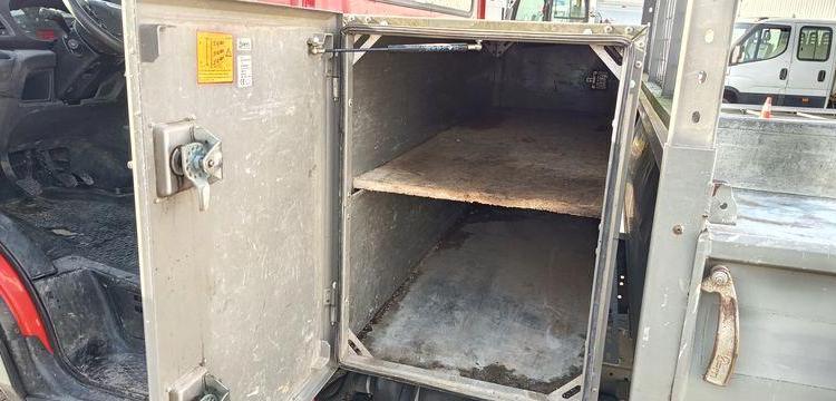 IVECO DAILY 35C12  BENNE AVEC COFFRE ACIER DIESEL – 141445 KMS – ANNEE 2018 ROUGE ET-909-FA