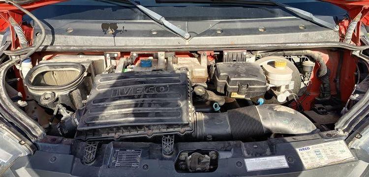 IVECO DAILY 35C12  BENNE AVEC COFFRE ACIER DIESEL – 141445 KMS – ANNEE 2018 ROUGE ET-909-FA