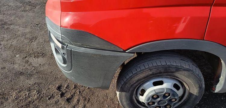 IVECO DAILY 35C12  BENNE AVEC COFFRE ACIER DIESEL – 141445 KMS – ANNEE 2018 ROUGE ET-909-FA