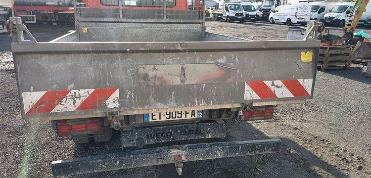 IVECO DAILY 35C12  BENNE AVEC COFFRE ACIER DIESEL – 141445 KMS – ANNEE 2018 ROUGE ET-909-FA