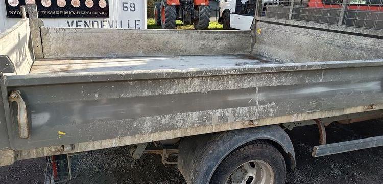 IVECO DAILY 35C12  BENNE AVEC COFFRE ACIER DIESEL – 141445 KMS – ANNEE 2018 ROUGE ET-909-FA