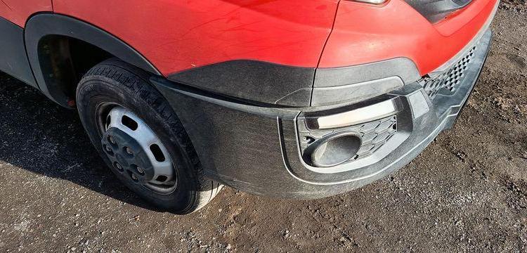 IVECO DAILY 35C12  BENNE AVEC COFFRE ACIER DIESEL – 141445 KMS – ANNEE 2018 ROUGE ET-909-FA