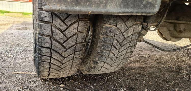 IVECO DAILY 35C12  BENNE AVEC COFFRE ACIER DIESEL – 141445 KMS – ANNEE 2018 ROUGE ET-909-FA