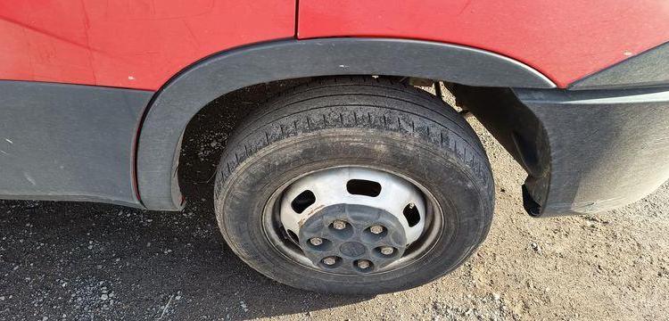 IVECO DAILY 35C12  BENNE AVEC COFFRE ACIER DIESEL – 141445 KMS – ANNEE 2018 ROUGE ET-909-FA