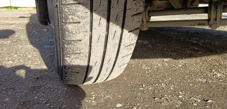 IVECO DAILY 35C12  BENNE AVEC COFFRE ACIER DIESEL – 141445 KMS – ANNEE 2018 ROUGE ET-909-FA