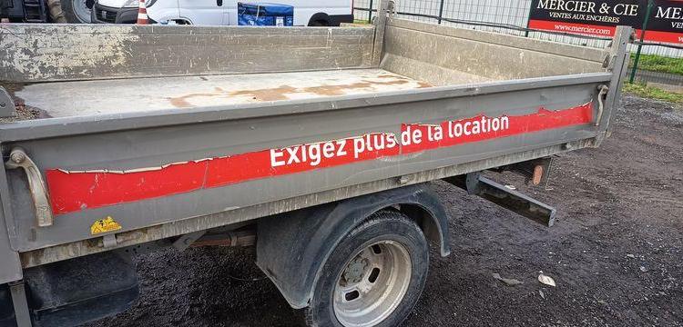 IVECO CAMION BENNE SIMPLE – CABINE COFFRE  EX-296-QD