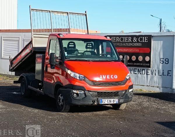 IVECO DAILY 35C12 BENNE AVEC COFFRE ACIER DIESEL – 143441 KMS – ANNEE 2018 ROUGE EZ-536-DT