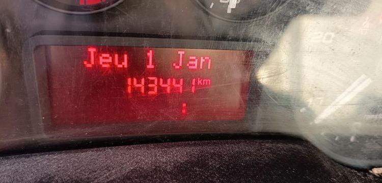 IVECO DAILY 35C12 BENNE AVEC COFFRE ACIER DIESEL – 143441 KMS – ANNEE 2018 ROUGE EZ-536-DT