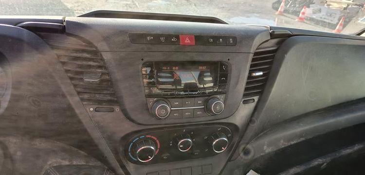 IVECO DAILY 35C12 BENNE AVEC COFFRE ACIER DIESEL – 143441 KMS – ANNEE 2018 ROUGE EZ-536-DT