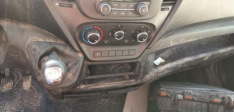 IVECO DAILY 35C12 BENNE AVEC COFFRE ACIER DIESEL – 143441 KMS – ANNEE 2018 ROUGE EZ-536-DT