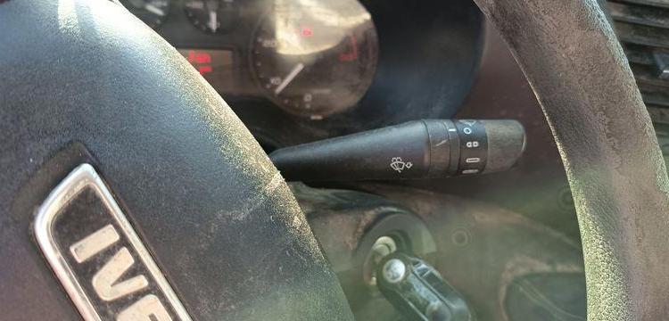 IVECO DAILY 35C12 BENNE AVEC COFFRE ACIER DIESEL – 143441 KMS – ANNEE 2018 ROUGE EZ-536-DT