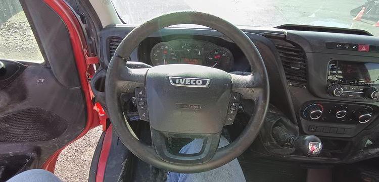 IVECO DAILY 35C12 BENNE AVEC COFFRE ACIER DIESEL – 143441 KMS – ANNEE 2018 ROUGE EZ-536-DT