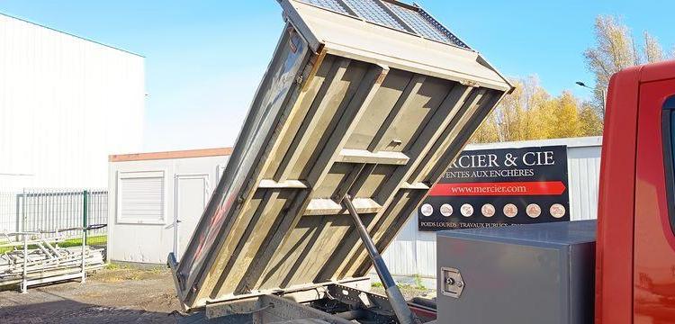 IVECO DAILY 35C12 BENNE AVEC COFFRE ACIER DIESEL – 143441 KMS – ANNEE 2018 ROUGE EZ-536-DT