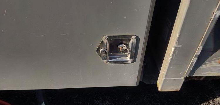 IVECO DAILY 35C12 BENNE AVEC COFFRE ACIER DIESEL – 143441 KMS – ANNEE 2018 ROUGE EZ-536-DT