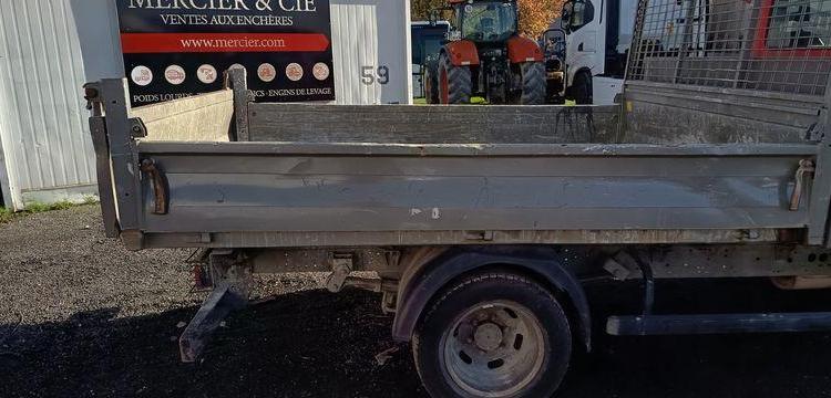 IVECO DAILY 35C12 BENNE AVEC COFFRE ACIER DIESEL – 143441 KMS – ANNEE 2018 ROUGE EZ-536-DT