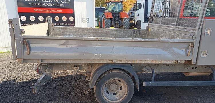 IVECO DAILY 35C12 BENNE AVEC COFFRE ACIER DIESEL – 143441 KMS – ANNEE 2018 ROUGE EZ-536-DT