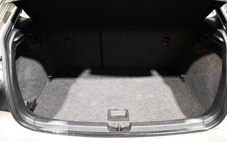 VOLKSWAGEN POLO 1.0 TSI 95 CONFORT LINE DSG GRIS FB-212-TM