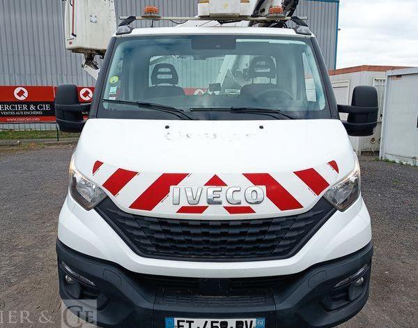 IVECO DAILY 35S14 AVEC NACELLE 141TLE – 12 M – 556 HEURES – 96199 KMS – ANNEE 2020 BLANC FT-458-RV