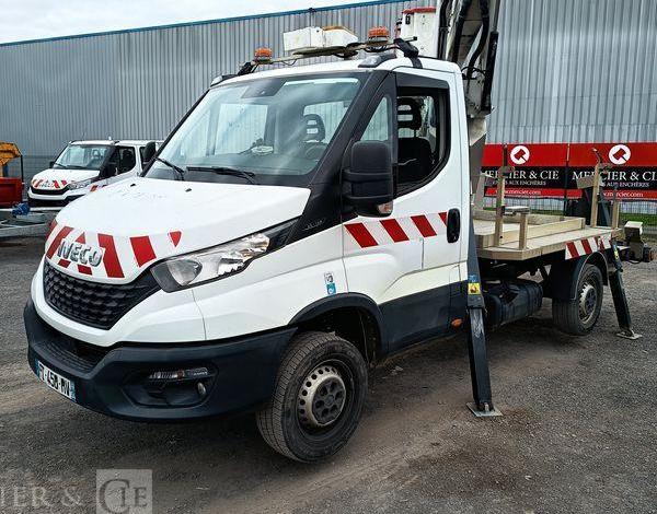 IVECO DAILY 35S14 AVEC NACELLE 141TLE – 12 M – 556 HEURES – 96199 KMS – ANNEE 2020 BLANC FT-458-RV