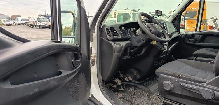 IVECO DAILY 35S14 AVEC NACELLE 141TLE – 12 M – 556 HEURES – 96199 KMS – ANNEE 2020 BLANC FT-458-RV