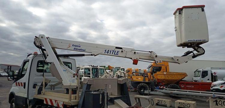 IVECO DAILY 35S14 AVEC NACELLE 141TLE – 12 M – 556 HEURES – 96199 KMS – ANNEE 2020 BLANC FT-458-RV