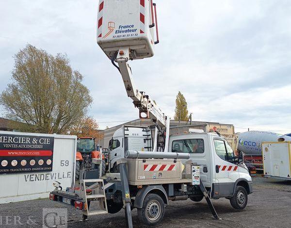 IVECO DAILY 35S14 AVEC NACELLE 141TLE – 12 M – DIESEL – 220 HEURES – ANNEE 2020 BLANC FV-823-CY