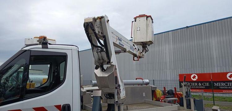 IVECO DAILY 35S14 AVEC NACELLE 141TLE – 12 M – DIESEL – 220 HEURES – ANNEE 2020 BLANC FV-823-CY