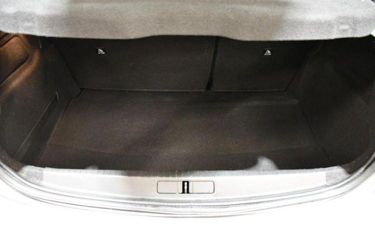 PEUGEOT 208 1,2 PURE TECH GRIS GB-099-QY