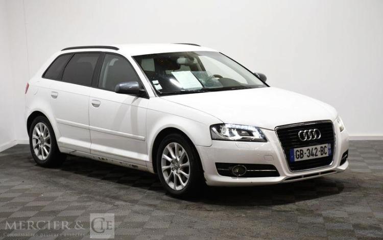 AUDI A3 SPORTBACK BLANC GB-342-BC