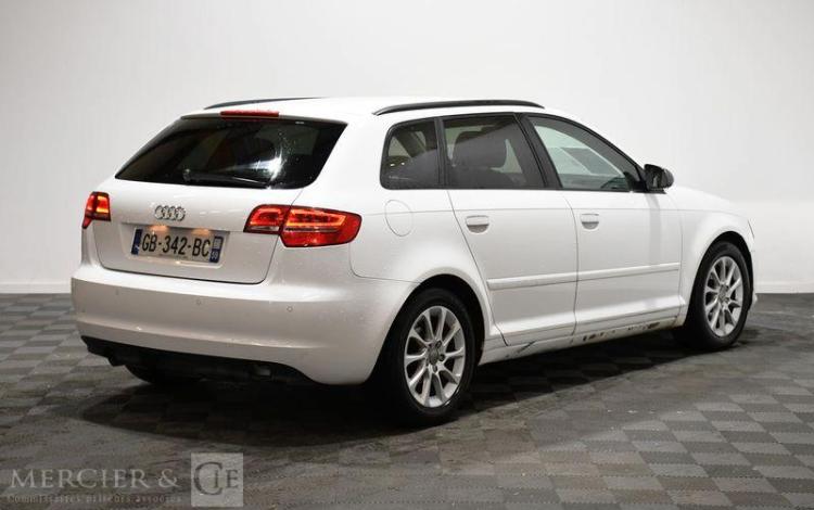 AUDI A3 SPORTBACK BLANC GB-342-BC